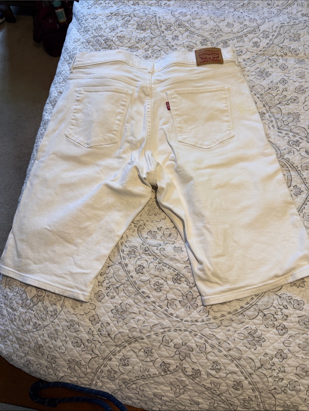 Levi’s Women’s White Stretch Denim Shorts - Picture 3 of 5